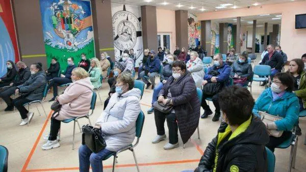 Жителей Салехарда из «съехавшей» двухэтажки разместили в гостинице и кормят горячим