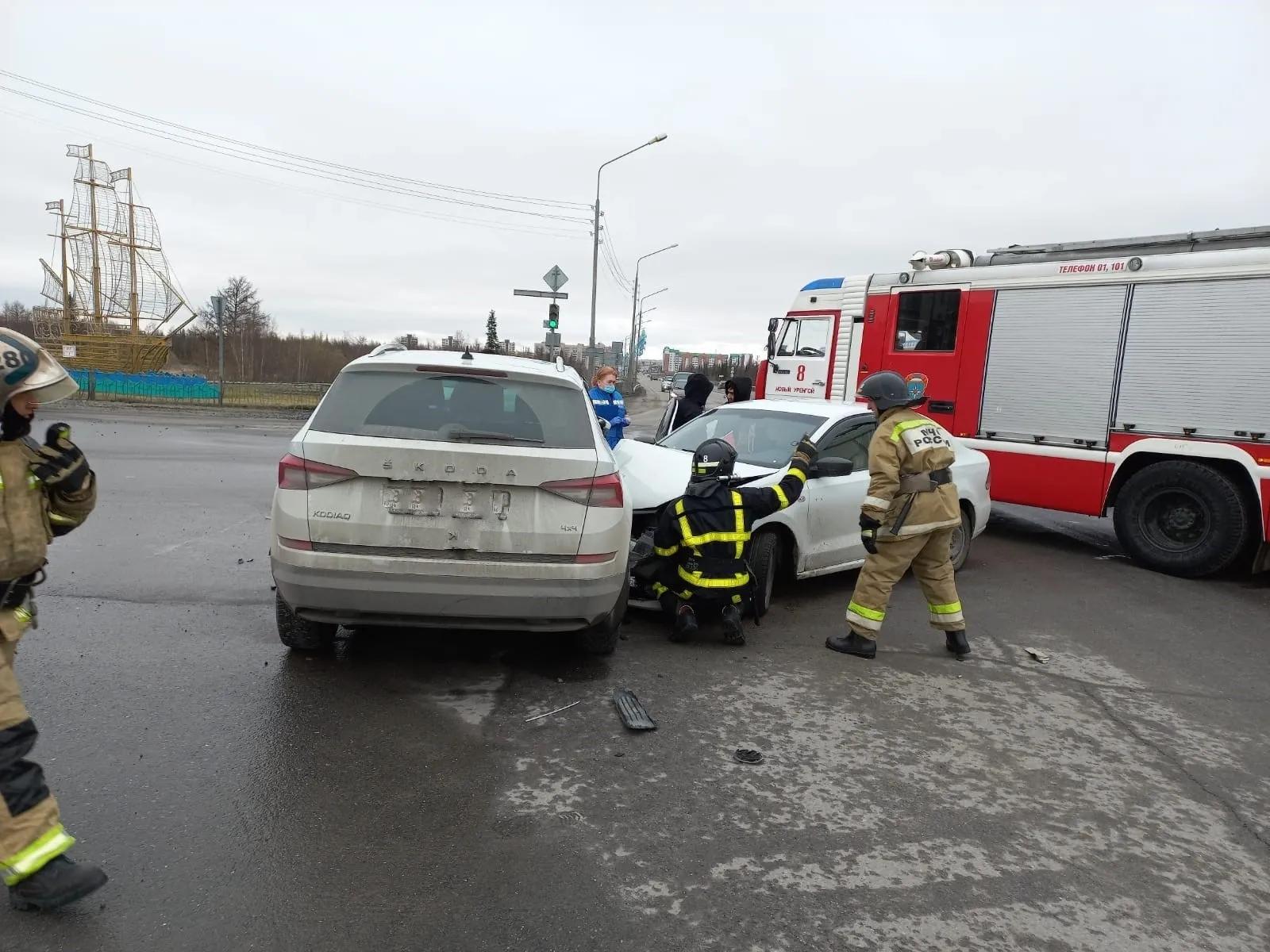 В Новом Уренгое на перекрёстке столкнулись две легковушки, а в Муравленко  водитель наехал на ограждение пожарного гидранта | «Красный Север»