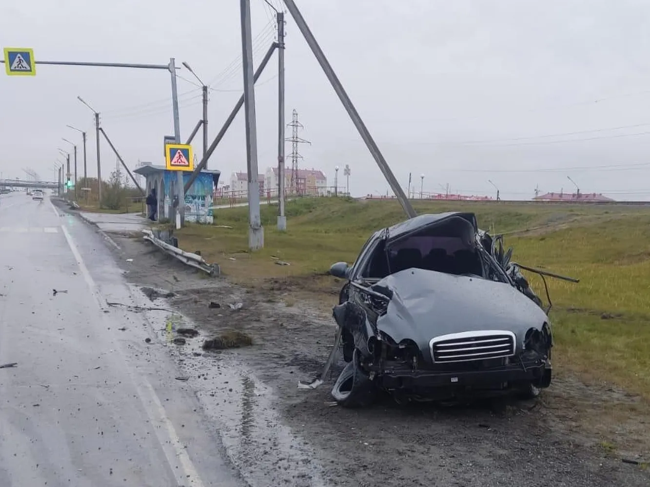 В Новом Уренгое водитель на иномарке снес дорожный знак и фонарный столб |  «Красный Север»