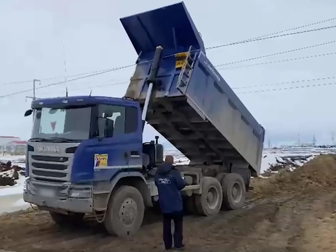 Задел провода. В Тазовском районе водитель КамАЗа погиб от удара тока |  «Красный Север»