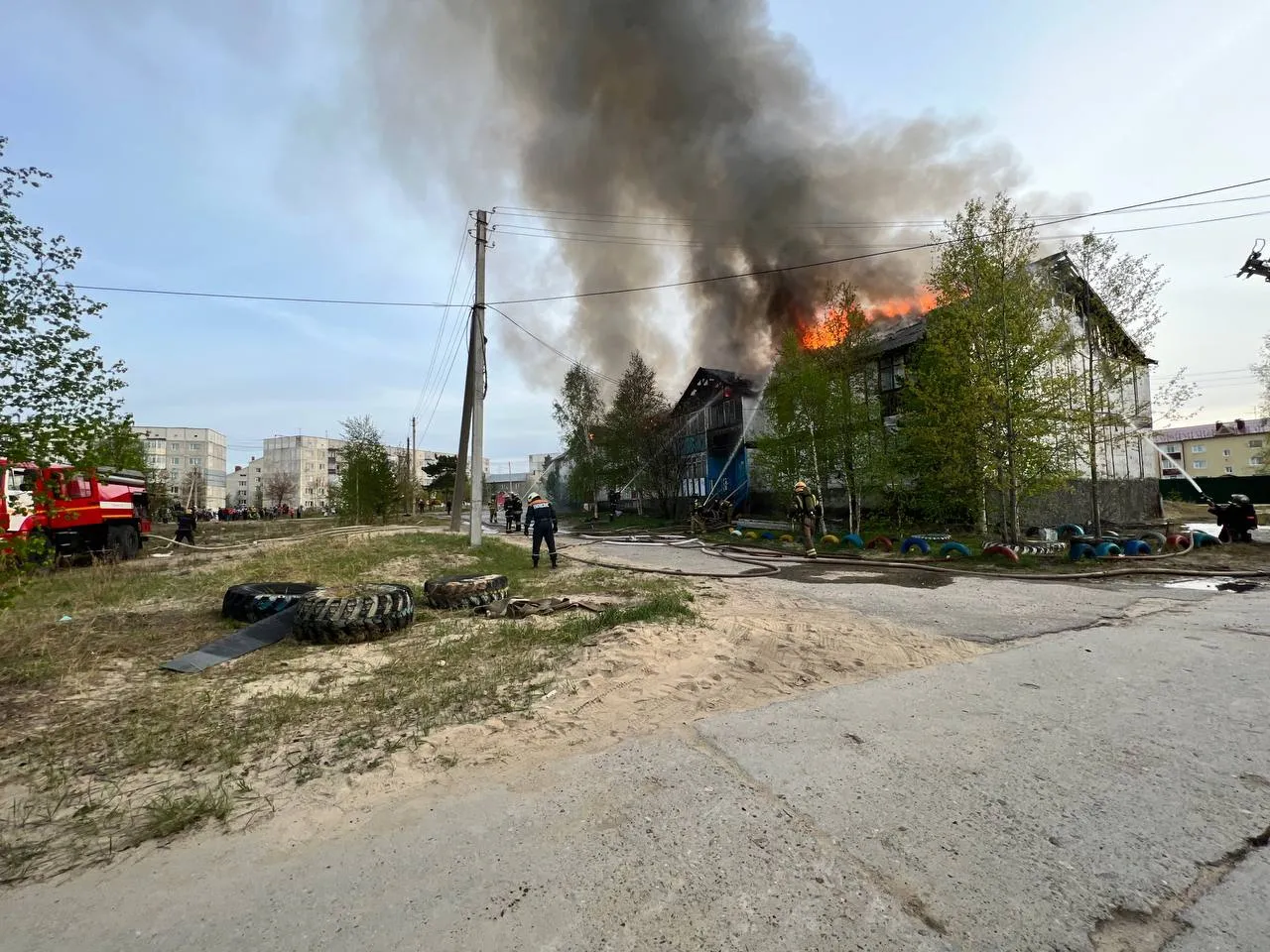 В Ноябрьске крупный пожар: горит «бамовский» дом | «Красный Север»