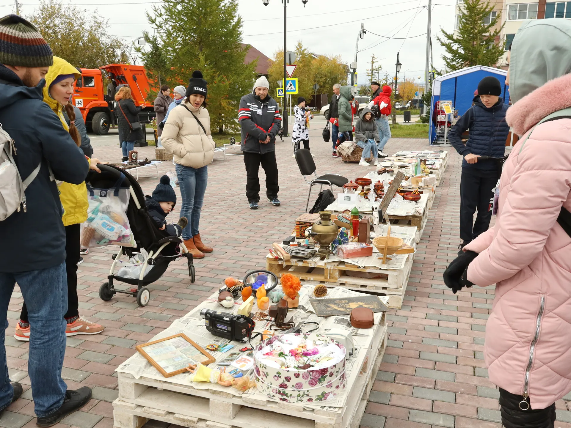 Салехардцы разложили на прилавках блошиного рынка уникальные вещи |  «Красный Север»