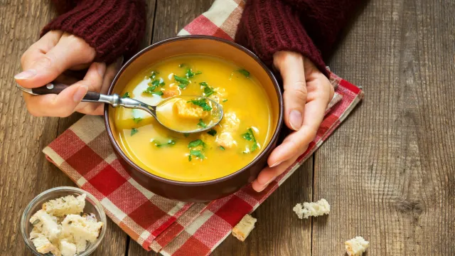 Суп может поправить здоровье. Фото: Oksana Mizina / Shutterstock / Fotodom.