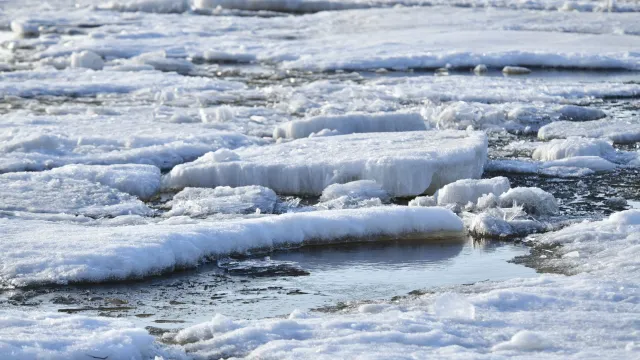 Лед возле Салехарда задвигался. Фото: Андрей Ткачёв / АНО «Ямал-Медиа»