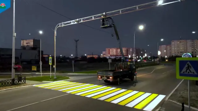 На пешеходном переходе благодаря проектору всегда светло. Фото: скрин с видео, личная страница Дмитрия Жаромских, «ВКонтакте»