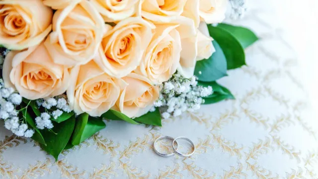Желанные даты для свадеб — "зеркальные" и праздничные. Например, День семьи, любви и верности. Фото: Julia Zavalishina / Shutterstock / Fotodom