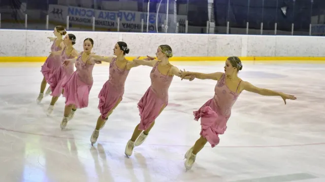 Ямальские фигуристки на льду. Фото: Андрей Ткачев/«Ямал-Медиа»