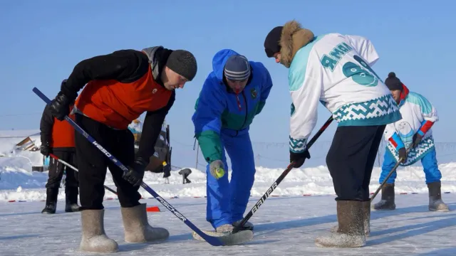 Ямальцы увлекаются разными видами спорта, в том числе необычными - хоккеем в валенках. Фото: t.me/sakal89
