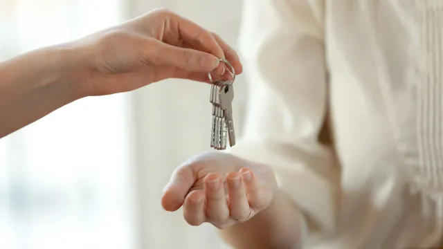 Врачи могут приватизировать служебное жилье через 10 лет. Фото: fizkes / Shutterstock / Fotodom