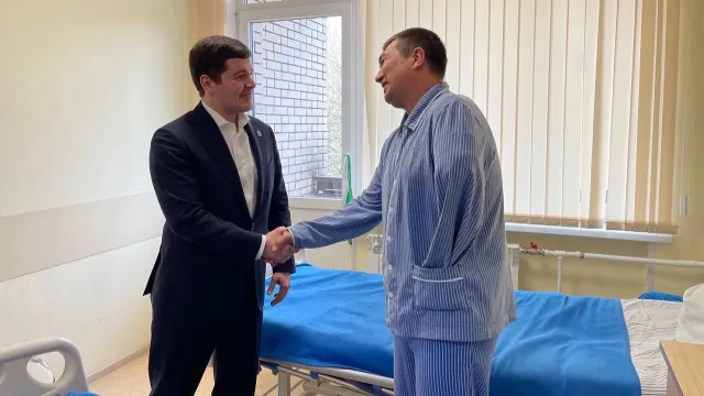 Глава региона навестил ямальца, проходящего реабилитацию в московском госпитале. Фото: vk.com/artyukhov_da