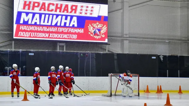 Двухдневные занятия проходили на льду и в зале. Фото: Андрей Ткачёв / «Ямал-Медиа»