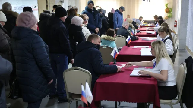 Многие салехардцы пришли голосовать к открытию избирательных участков. Фото: Андрей Ткачёв / «Ямал-Медиа»