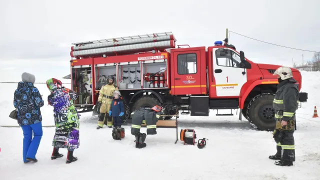 Людям нравится фотографироваться рядом с пожарными машинами и спасателями. Фото: Андрей Ткачёв / «Ямал-Медиа»