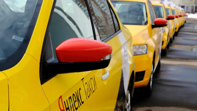 Яндекс.Такси хочет приобрести автомобили АвтоВАЗ для эконом-сегмента. Фото: ArtWell / Shutterstock / Fotodom