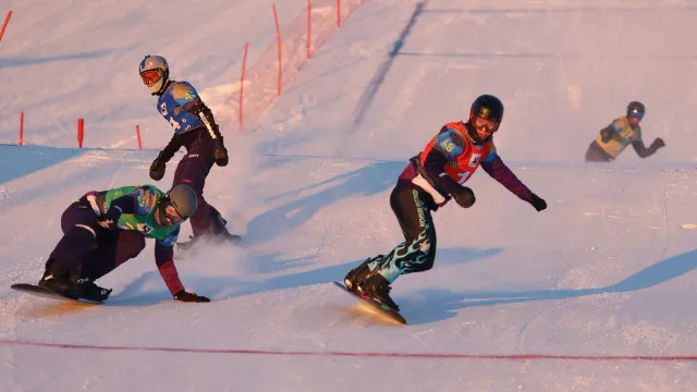Сильнейшие райдеры страны соревнуются в сноуборд-кроссе на лабытнангских склонах. Фото: Андрей Ткачёв / «Ямал-Медиа»