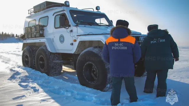 Сотрудники ГИМС проверили толщину речного льда на площадке для десантирования. Фото: 89.mchs.gov.ru