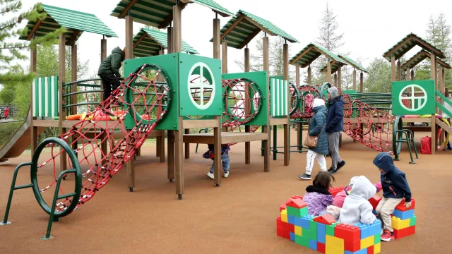 Ряд комплексов на детских площадках обновят, ряд — полностью заменят. Фото: Василий Петров / АНО «Ямал-Медиа»