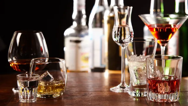 С алкоголем надо быть осторожным. Фото: stockcreations / Shutterstock / Fotodom