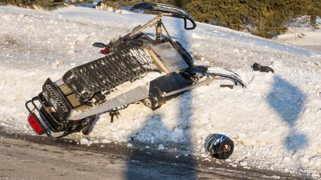 Авария унесла жизнь пассажира снегохода, водитель цел. Фото: Steve Jolicoeur / shutterstock.com / Fotodom