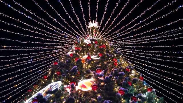 Красивые елки, яркая иллюминация и интересные фотозоны создадут для ямальцев новогоднее настроение. Фото: Елена Миленина / "Ямал-Медиа"