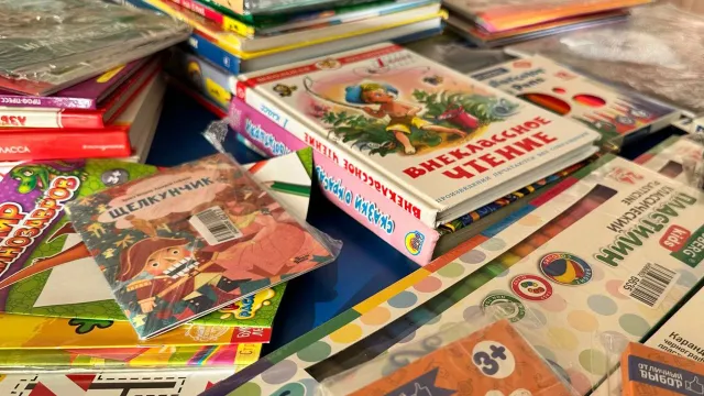 Детская литература, раскраски, канцелярия для творчества - все отправят в подшефный регион. Фото:  Юлия Пьянзина / предоставлено Молодежным центром