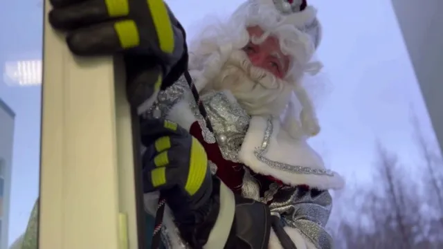 Новогоднее представление устроили спасатели в новогодних костюмах. Кадр из видео: t.me/YANAO_official
