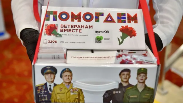 Каждому участнику акции вручат памятный значок в виде красной гвоздики. Фото: Андрей Ткачёв / «Ямал-Медиа»