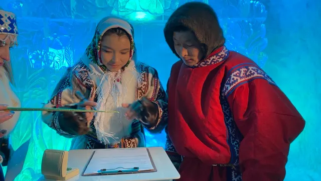 Искрящийся лёд стал отличным фоном для торжественного момента в жизни тазовчан. Фото: Анастасия Ульянова / "Ямал-Медиа"