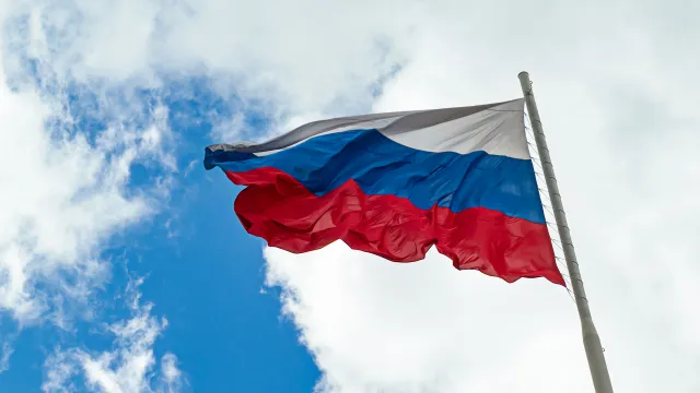 Флаг России – это первый символ, с которого мы начинаем чувствовать патриотизм, гордость за страну. Фото: Kamrad71 / Shutterstock.com