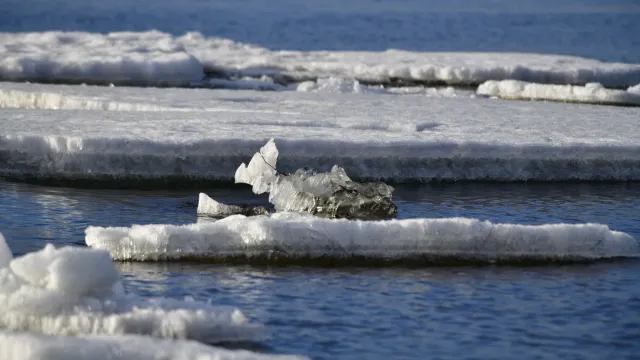 Малые реки Ямала постепенно готовятся освободиться ото льда. Фото: Андрей Ткачёв / «Ямал-Медиа»