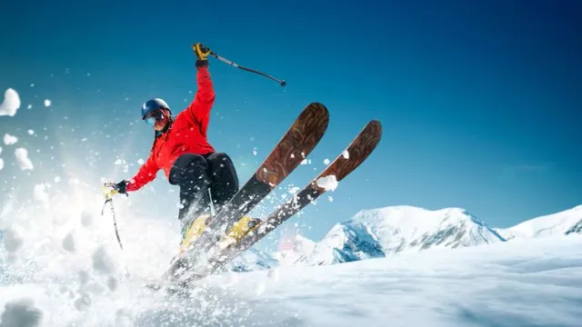 Самым зрелищным обещает стать массовый спуск лыжников и сноубордистов. Фото: Artur Didyk / shutterstock.com / Fotodom
