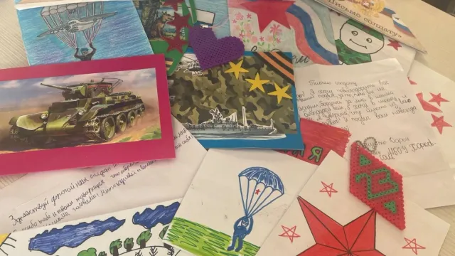 Подарки и письма от детей должны порадовать военнослужащих. Фото: vk.com/popovolegshur