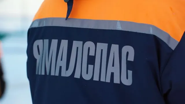 Ямальские спасатели вызволяют остальных автолюбителей, застрявших на трассе. Фото: Сергей Зубков / «Ямал-Медиа»