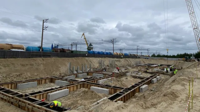 На месте долгостроя в Пурпе идет строительство трехэтажного вокзала. Фото: Telegram-канал Дмитрия Артюхова