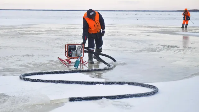 Наморозка позволяет быстрее нарастить толщину льда для безопасного проезда техники. Фото: Андрей Ткачёв / "Ямал-Медиа"