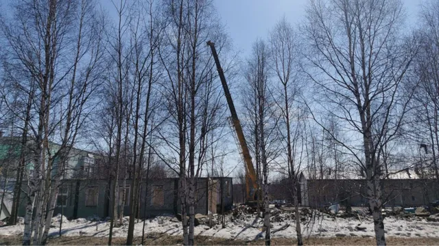 Старый дом в Ноябрьске после сноса отправят в шредер на утилизацию. Фото: администрация Ноябрьска, Telegram
