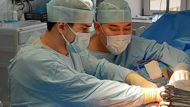 Сложную операцию на подколенной артерии новоуренгойские хирурги провели виртуозно. Фото: предоставлено пресс-службой департамента здравоохранения ЯНАО