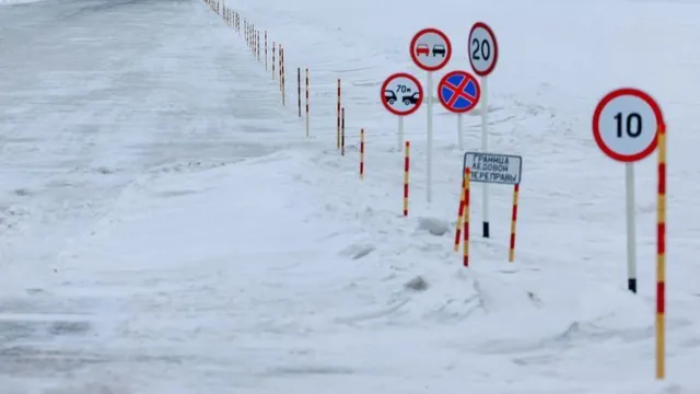 Зимнюю трассу еще должны оборудовать по всем требованиям безопасности. Фото: Андрей Ткачёв / "Ямал-Медиа"