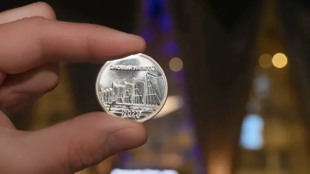 Десять монет с новоуренгойской достопримечательностью станут призами победителям. Фото: vk.com/artyukhov_da