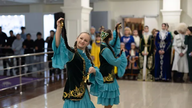 На Навруз проходят концерты исполнителей в национальных нарядах. Фото: Сергей Зубков / «Ямал-Медиа»