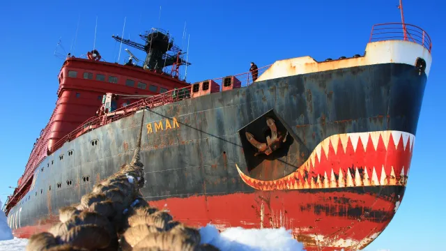 «Зубастый» ледокол «Ямал». Фото: Andrei PolarMan / Shutterstock / Fotodom