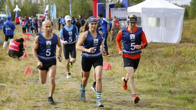 Салехардская команда "Легенда" все 12 километров пробежала ровным темпом. Фото: Андрей Ткачёв / «Ямал-Медиа»