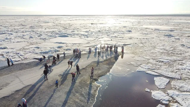 Жители Салехарда и Лабытнанги дождались ледохода-2024. Фото: Андрей Ткачёв / «Ямал-Медиа»