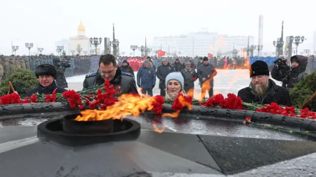 День Победы на Ямале прошел не только со слезами на глазах, но и со снегом и ветром. Фото: Андрей Ткачёв / «Ямал-Медиа»