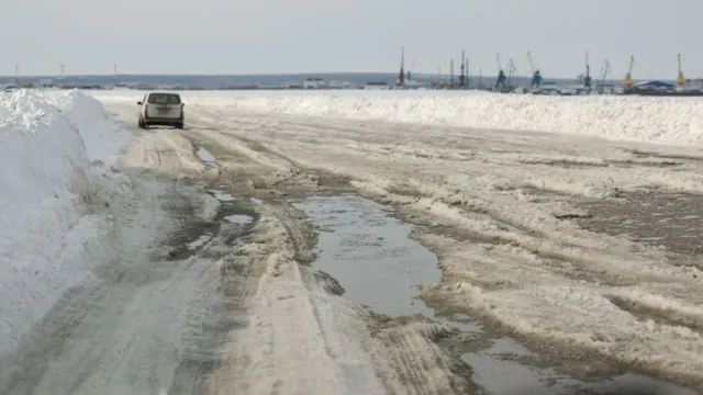Лед на Оби тает, переправа становится опасной для тяжелой техники. Фото: Юлия Чудинова / «Ямал-Медиа»