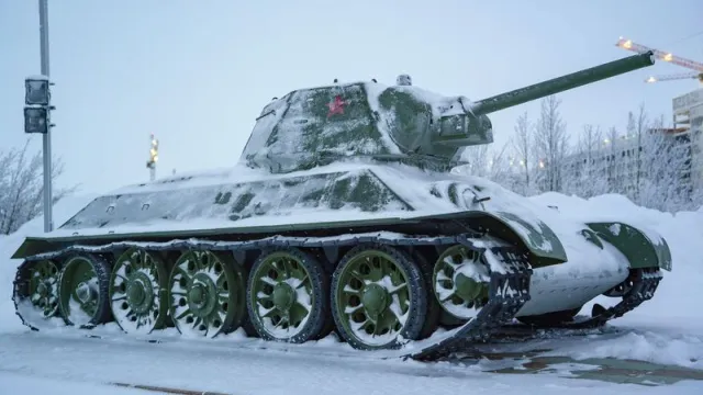 Танк "Т-34-76" в музее военной техники под открытым небом в Салехарде. Фото: Сергей Зубков / "Ямал-Медиа"