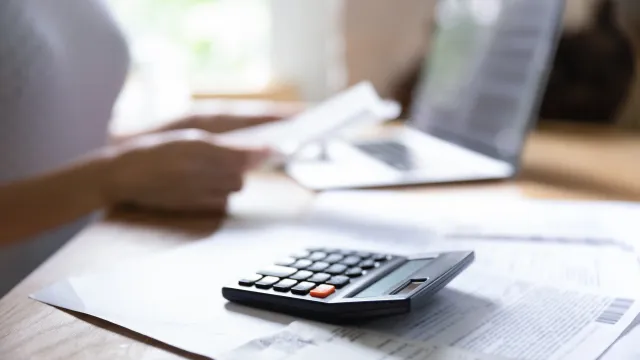 Некоторые долги в сфере ЖКХ невозможно взыскать. Фото: fizkes / Shutterstock.com