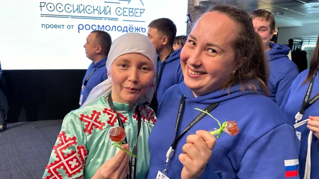 Участники форума оценили лакомство со вкусом морошки. Фото: Вера Дронзикова / "Ямал-Медиа"
