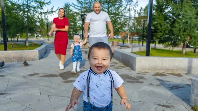 Алёна и Курман Казаковы с детьми. Фото: губернатор региона Дмитрий Артюхов / «ВКонтакте»