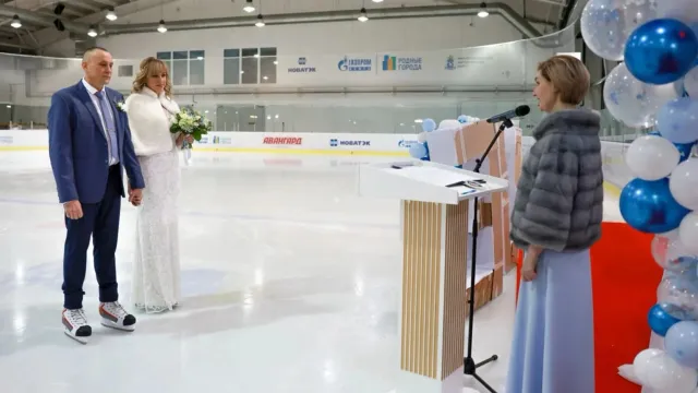 Регистрация брака на катке в Лабытнанги. Фото: Сергей Зубков/«Ямал-Медиа»
